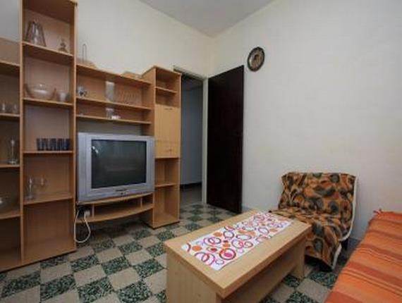Apartman 1, Apartmani Bačić, Karbuni
