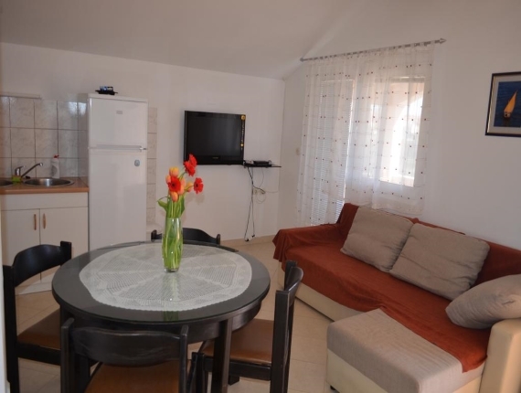 Apartman 2, Apartman Tomas, Murter